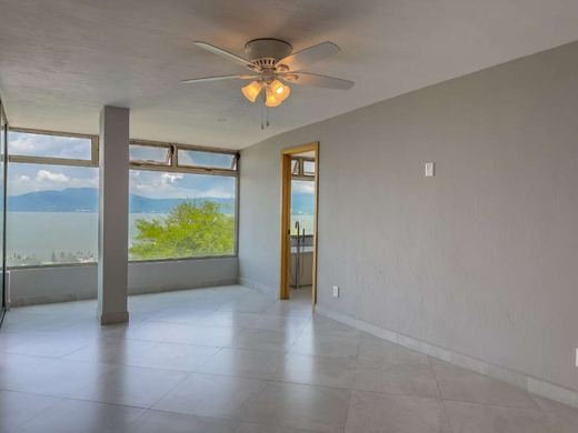 La Vista Lakeview Condo, photograph 11