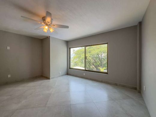 La Vista Lakeview Condo, photograph 13