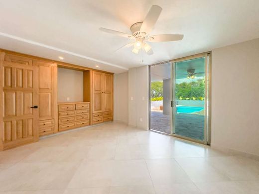 La Vista Lakeview Condo, photograph 9