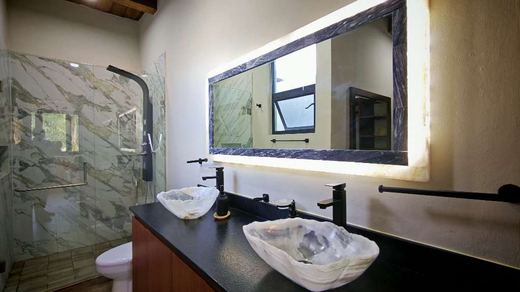 Modern Luxury, photograph 15