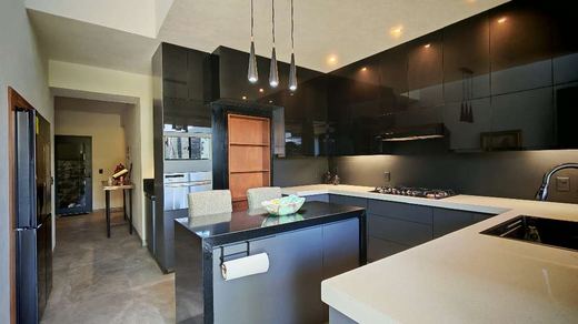 Modern Luxury, photograph 7