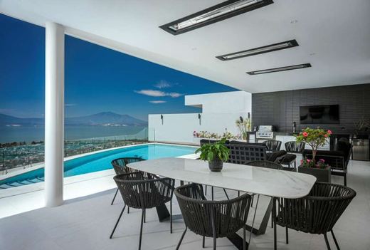 Deluxe Modern, photograph 11