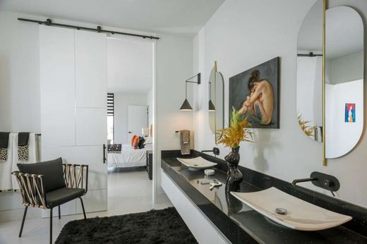 Deluxe Modern, photograph 13