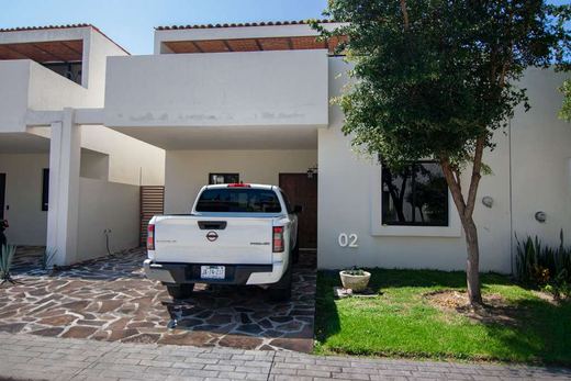 Real Larios Home in Riberas del Pilar