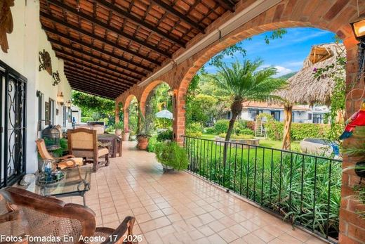 Heavenly Hacienda -Serene Lakeview, photograph 15