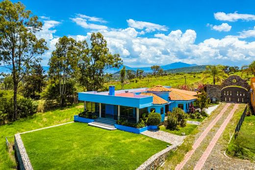 Hacienda Horizons, photograph 18