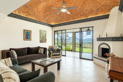 Hacienda Horizons, photograph 5