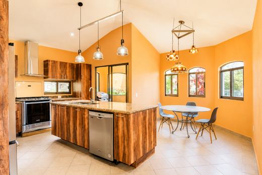 Hacienda Horizons, photograph 7