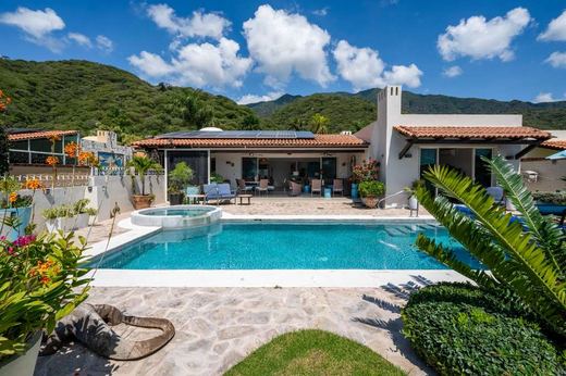 Paradise Lake House in Arroyo Alto