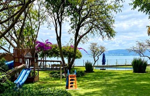 Lakefront Retreat in El Chante