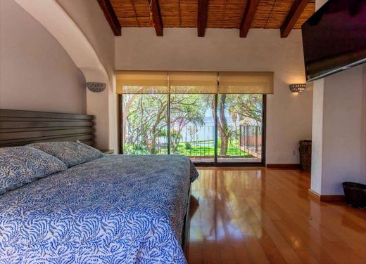 Lakefront Retreat, photograph 13