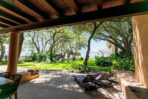 Lakefront Retreat, photograph 14