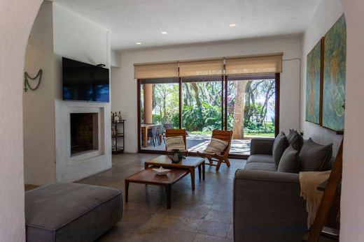 Lakefront Retreat, photograph 16