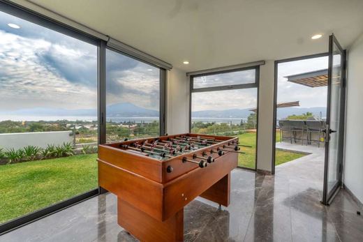 Family Luxury, photograph 14