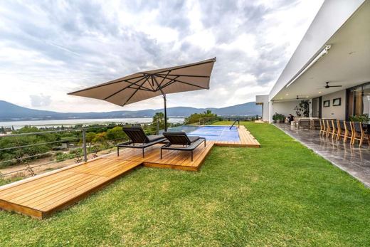 Family Luxury, photograph 2