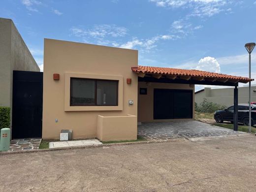 Casa Primavera 83 in La Reserva West