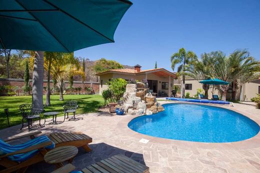 Infinite Paradise in Vista del Lago