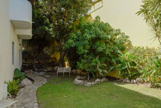 Luxury Home, photograph 14