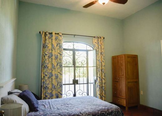 Luxury Home, photograph 3