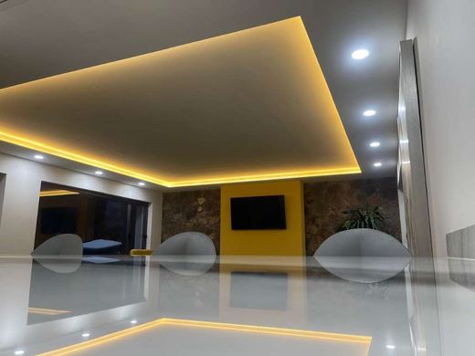 Total Luxury, photograph 4
