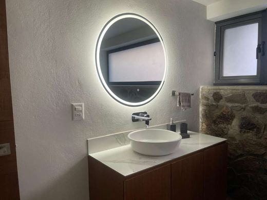 Total Luxury, photograph 5