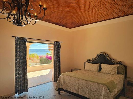 Luxury Lakeview, photograph 13