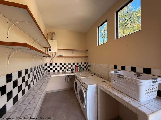 Luxury Lakeview, photograph 15