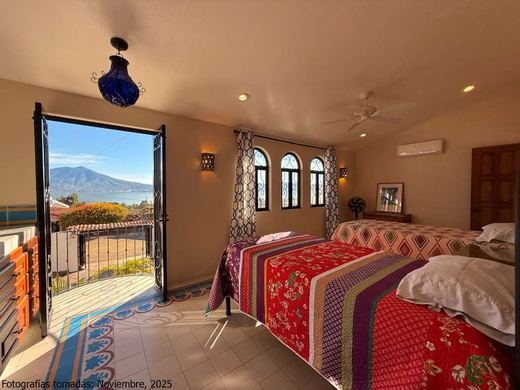 Luxury Lakeview, photograph 17