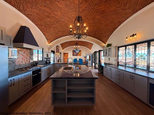Luxury Lakeview, photograph 2