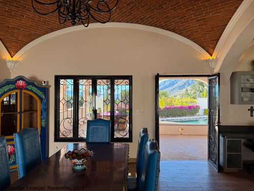 Luxury Lakeview, photograph 4