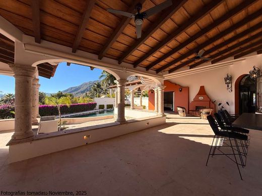 Luxury Lakeview, photograph 9