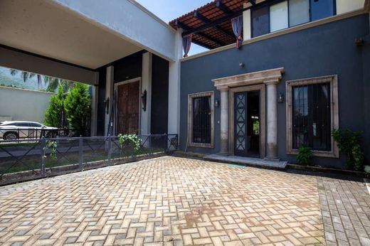 Moon Style in West Ajijic
