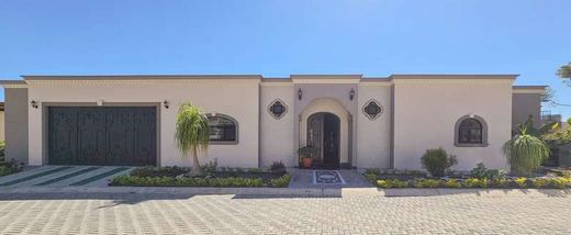 Lake View Luxury in Cielo Vista