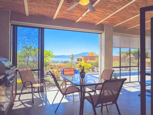 Lake View Luxury, photograph 16