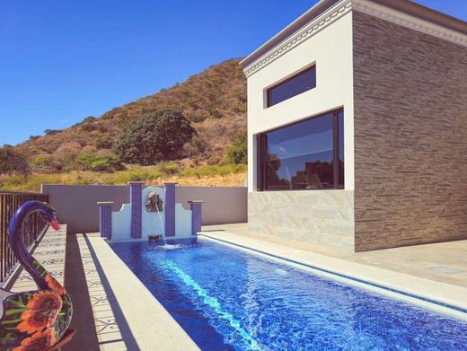 Lake View Luxury, photograph 3