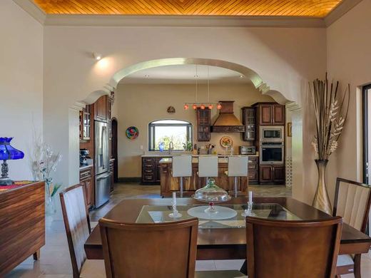Lake View Luxury, photograph 8