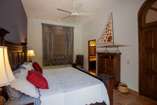 Riviera Oasis, photograph 13