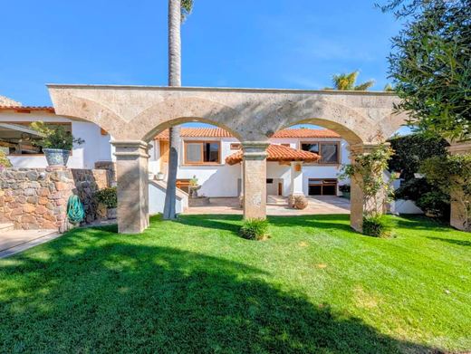 Resort Style Family Estate, photograph 15